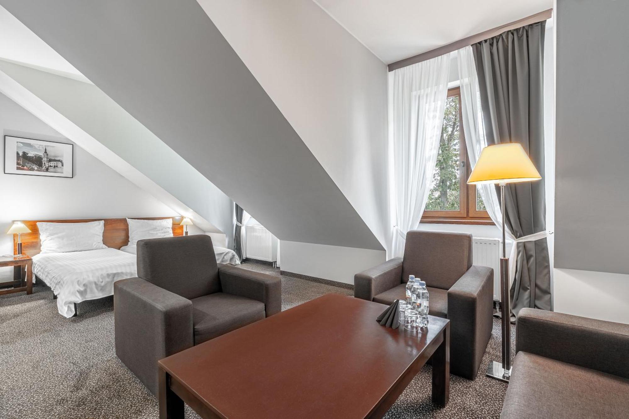 Aparthotel Dom Pracy Tworczej Uniejow Exteriér fotografie