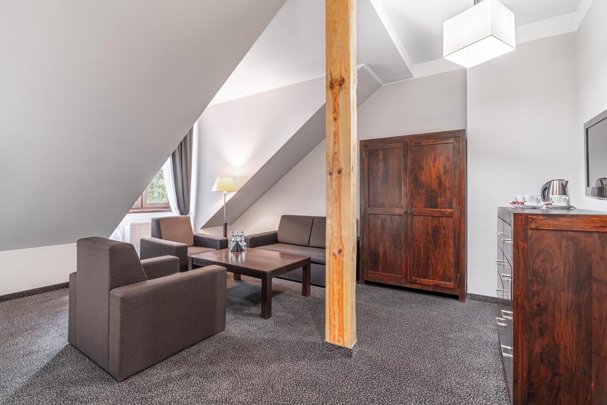 Aparthotel Dom Pracy Tworczej Uniejow Exteriér fotografie