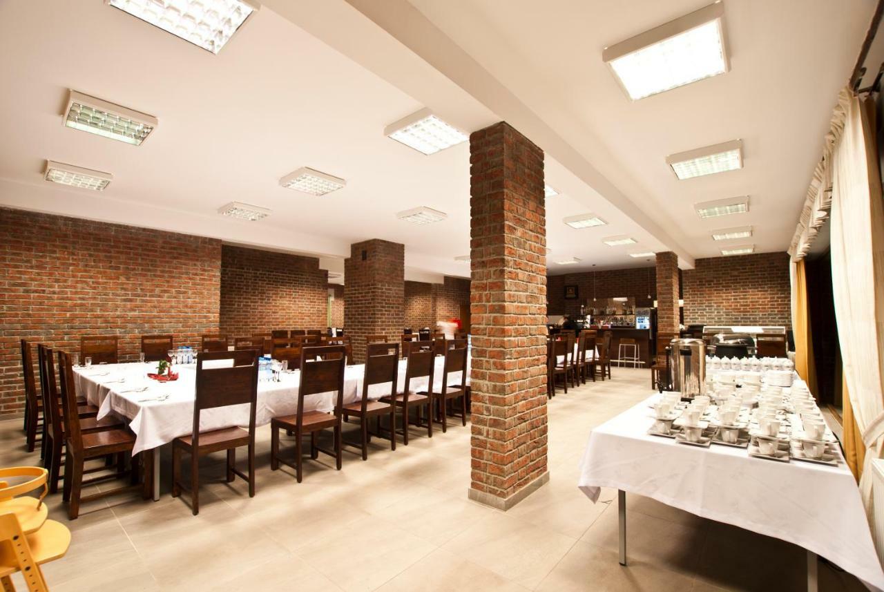 Aparthotel Dom Pracy Tworczej Uniejow Exteriér fotografie